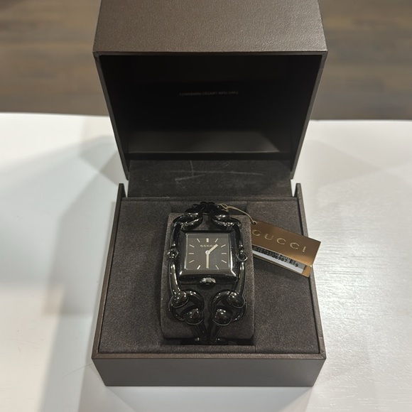 NEVER WORN
TAG ON WATCH 
YA116310
Gucci Signoria 116 Women’s Black Watch - Picture 2 of 7